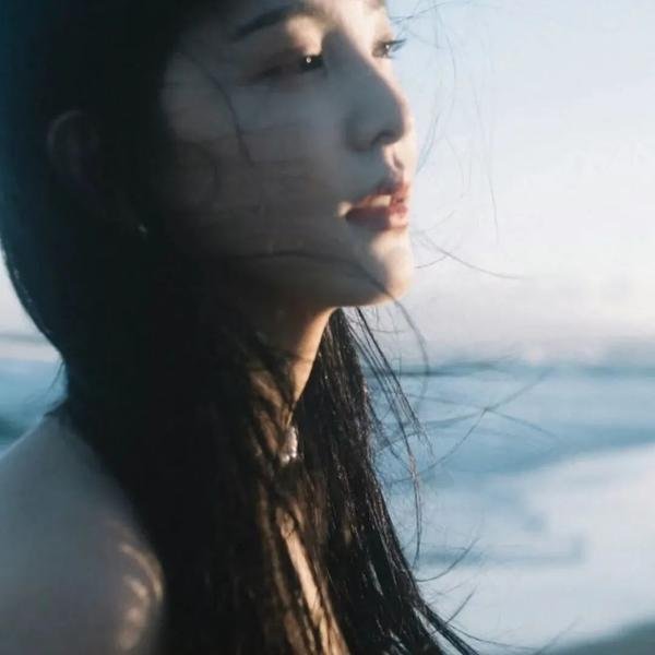 戴脚镣的女孩